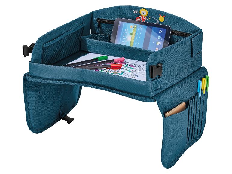 Dětský automobilový tác s tabletem a doplňky.