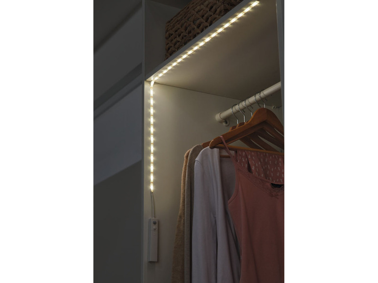LED páska osvětluje šatní skříň s oblečením