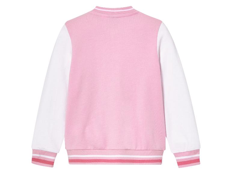Růžová bomber bunda s bílými rukávy.
