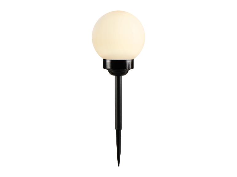 Zahradní solární lampa s kulatým mléčným stínítkem a černým zápichovým podstavcem.