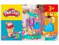 Sada na výrobu zmrzliny Play-Doh s dívkou vyrábějící zmrzlinu a kornoutem s barevnou Play-Doh hmotou.