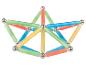 Barevná magnetická hračka složená z tyčinek a kovových kuliček, uspořádaná do geometrického tvaru.