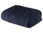 Tmavě modrá, měkká a nadýchaná koupelnová osuška.