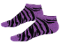 Dva páry krátkých ponožek s pruhovaným vzorem zebry ve fialové a černé barvě.