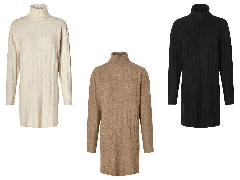 Tři svetry s vysokým límcem v neutrálních barvách.