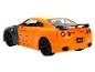 Oranžové hračkářské auto Nissan GT-R s spoilerem.