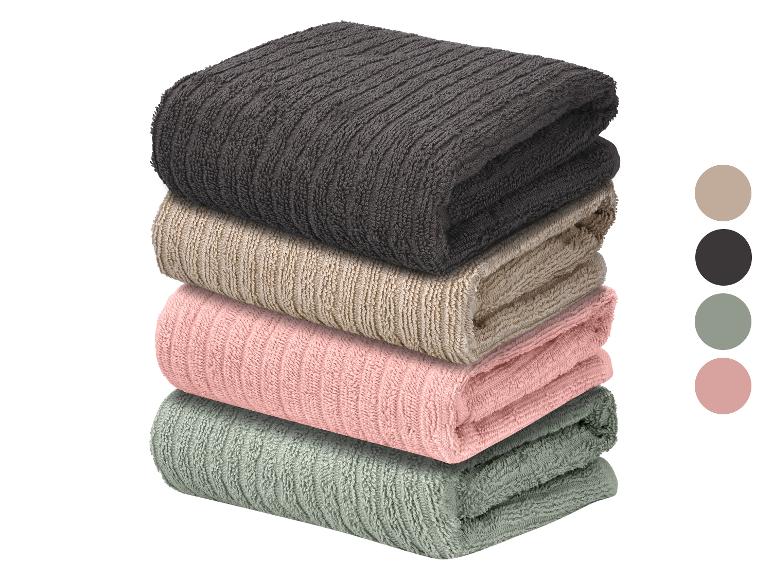 Hromada čtyř složených ručníků v různých barvách s barevnými vzorky vedle.