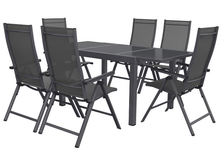 Zahradní nábytek: šedý stůl z tvrzeného skla a šest skládacích síťovaných židlí.