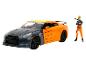 Hračka oranžové Nissan GT-R a figurka Naruta.