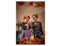 Dvě děti v kostýmech kostry slaví Halloween s dýněmi a svíčkami.