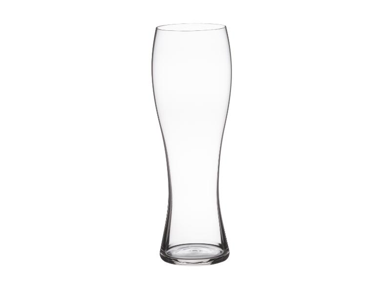Průhledná sklenice na pivo, elegantní design.