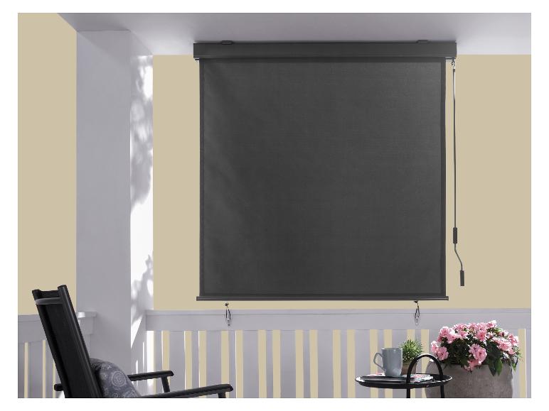 Tmavě šedá venkovní roleta na terase s houpacím křeslem a rostlinami.