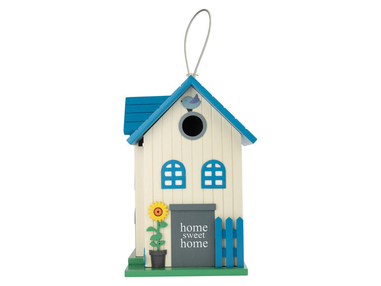 Dřevěná ptačí budka s modrou střechou a nápisem 'home sweet home'.