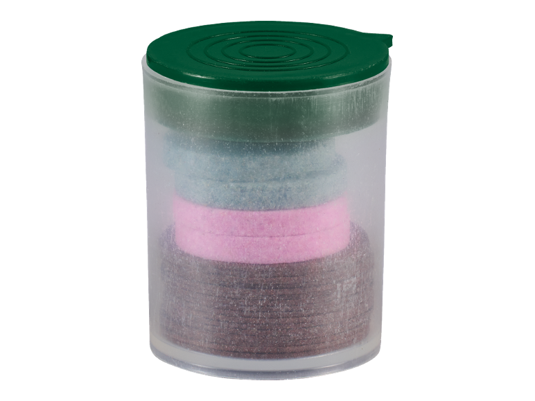 Průhledná nádoba s barevnými plstěnými disky a zeleným víkem.