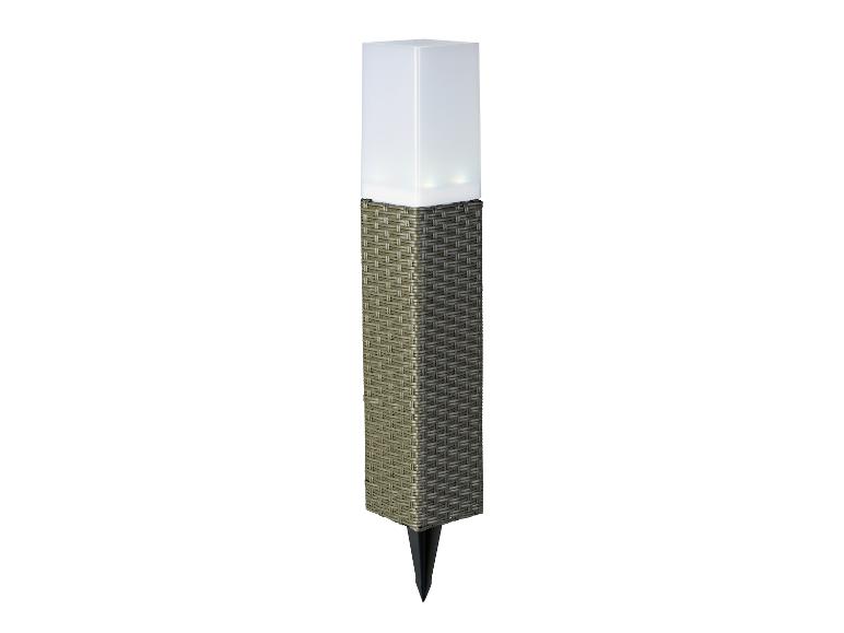 Pletená zahradní lampa s hrotem pro zapíchnutí do země.