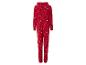Červená onesie s kapucí a vánočním vzorem.