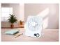 Bílý stolní ventilátor s digitálním displejem 60° na dřevěném stole s poznámkovými bloky a tužkami.
