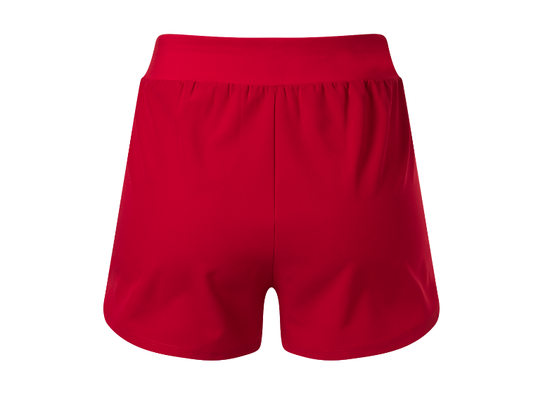 Červené sportovní šortky.