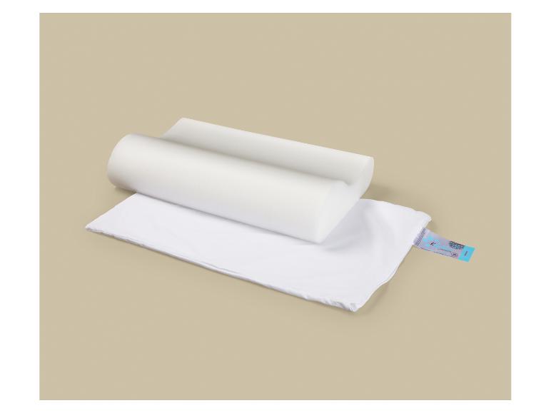 Bílý polštář na krk s potahem na béžovém pozadí.