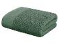 Zelený ručník složený na bílém pozadí.