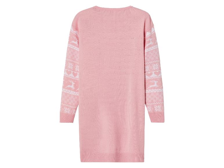 Růžový svetr s bílými vzory sobů a sněhových vloček.