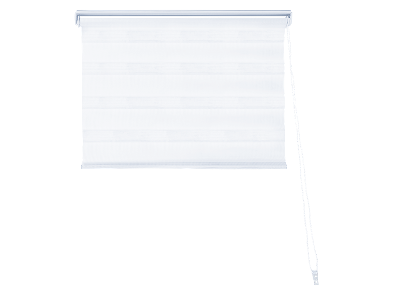 Bílé rolety se šňůrou.