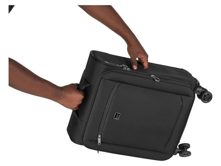 Černý kufr na kolečkách značky Delsey.