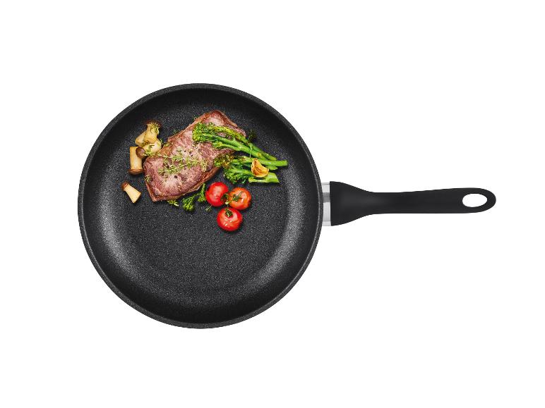 Černá pánev s pečeným steaky, houbami, brokolicí a cherry rajčaty.