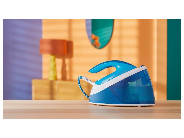 Modrá žehlička Philips PerfectCare Compact na dřevěném stole.