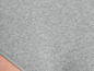Detail šedého, žebrovaného spodního prádla.