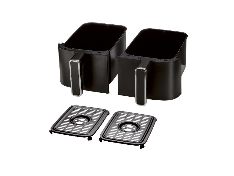 Dva černé koše do fritézy a dva perforované pečicí plechy na bílém pozadí.