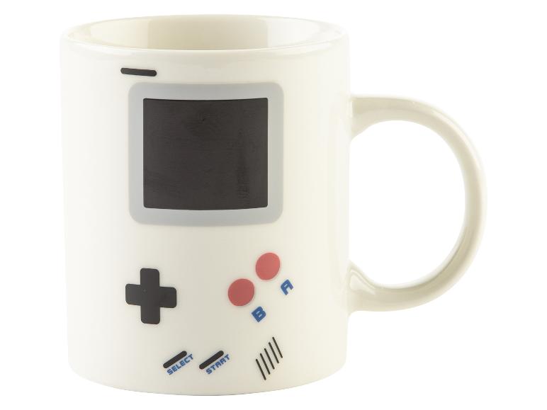 Bílý hrnek s designem Game Boy.