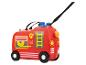 Červený dětský kufr ve tvaru hasičského auta s kolečky a tažným popruhem.