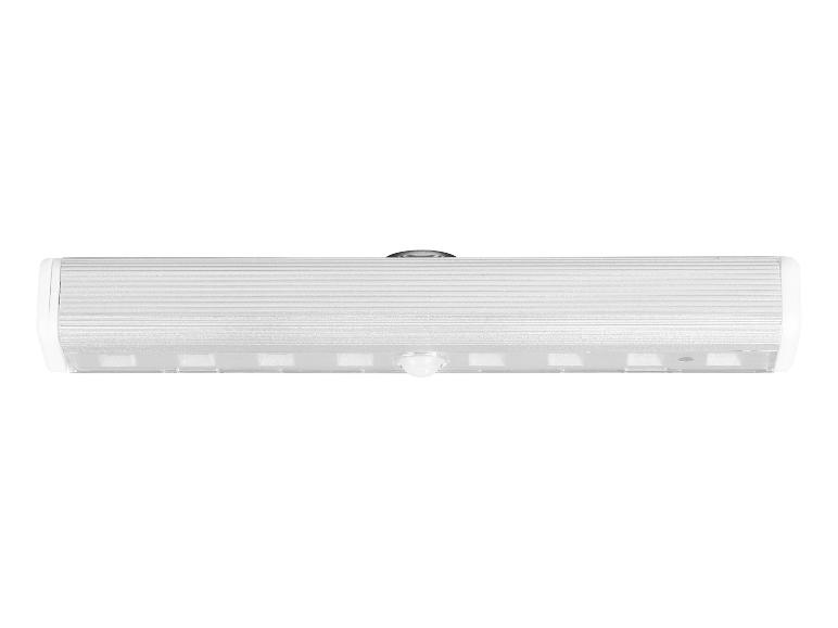 LED svítidlo s pohybovým senzorem, se stříbrným pouzdrem a bílými konci.