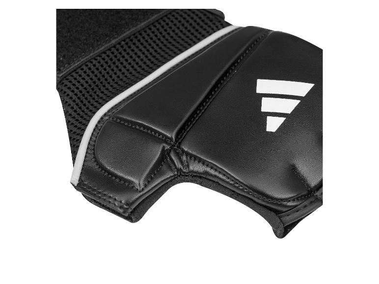 Černá boxerská rukavice s bílým logem a síťovaným panelem.