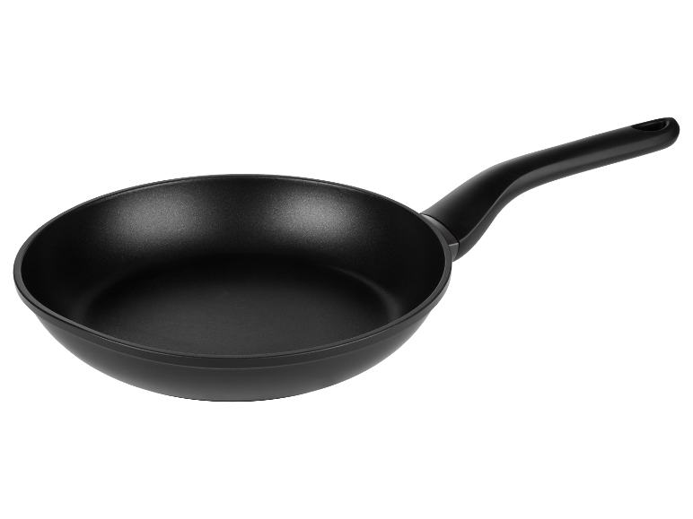 Černá nepřilnavá pánev s ergonomickou rukojetí.