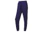 Tmavě modré tepláky se šňůrkou na stažení.