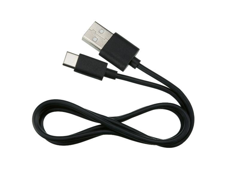 Černý nabíjecí kabel USB-A na USB-C stočený do tvaru osmičky.