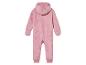 Růžový overal pro miminko s kapucí.