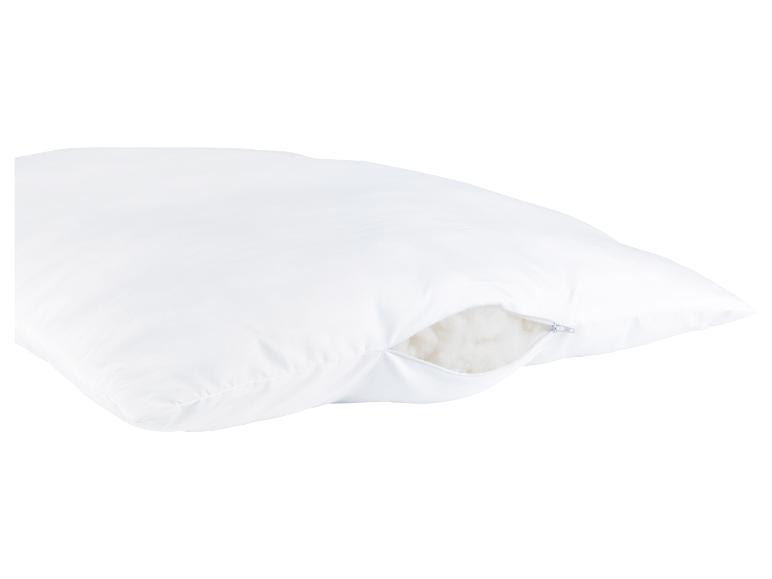 Bílý polštář se zipem, viditelné vláknité výplně.