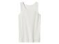 Jednoduché bílé tílko bez rukávů na bílém pozadí.
