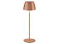 Měděná stojací lampa s kónickým stínítkem a kulatou základnou, vyzařující teplou záři.