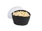 Černá silikonová miska na popcorn s průhledným víkem, plná popcornu.