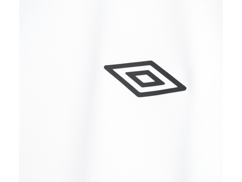 Bílé oblečení s černým logem Kappa.