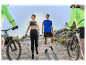 Kari Traa sportovní oblečení a cyklisté na stezce.