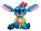 Modrá LEGO figurka Stitch s havajskou košilí a zmrzlinou.