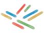 Osm barevných magnetických tyčinek v červené, zelené, modré a žluté barvě