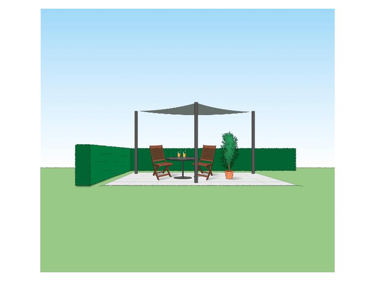 Pergola se stínící plachtou, stolem a židlemi na terase, obklopená živým plotem.