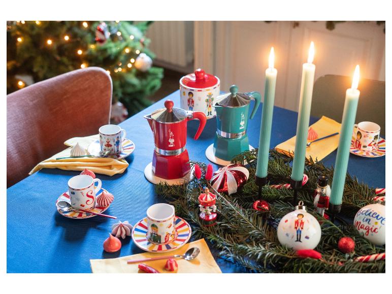 Vánoční stůl s kávovary BIALETTI, šálky a svátečními dekoracemi.