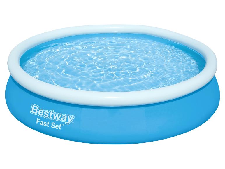 Bazén Bestway Fast Set, modrý, nafukovací, naplněný vodou.